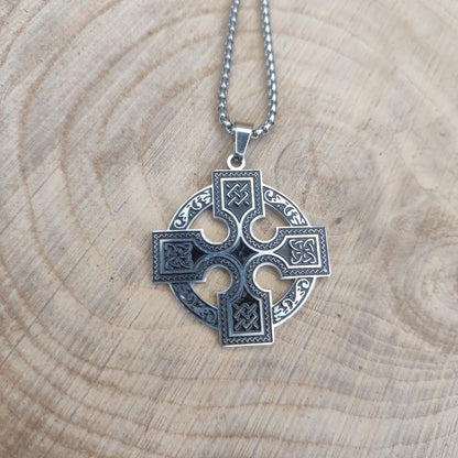 Primer plano del colgante celta símbolo de resurrección y equilibrio