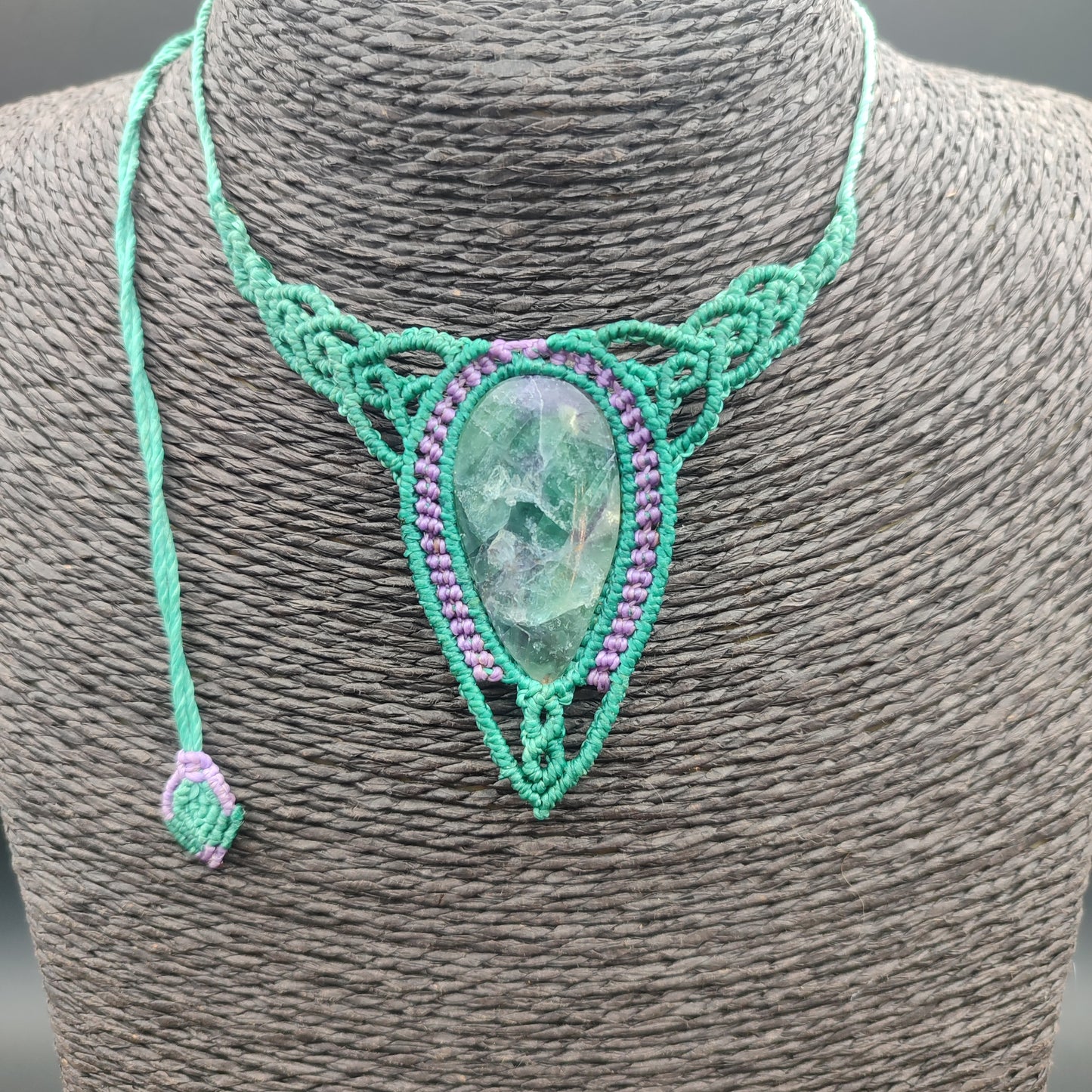 Collar de hilo ajustable sin metales ideal para personas con alergias