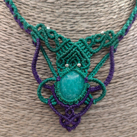 Collar de macrame verde y morado Esencia Selvatica con piedra amazonita natural