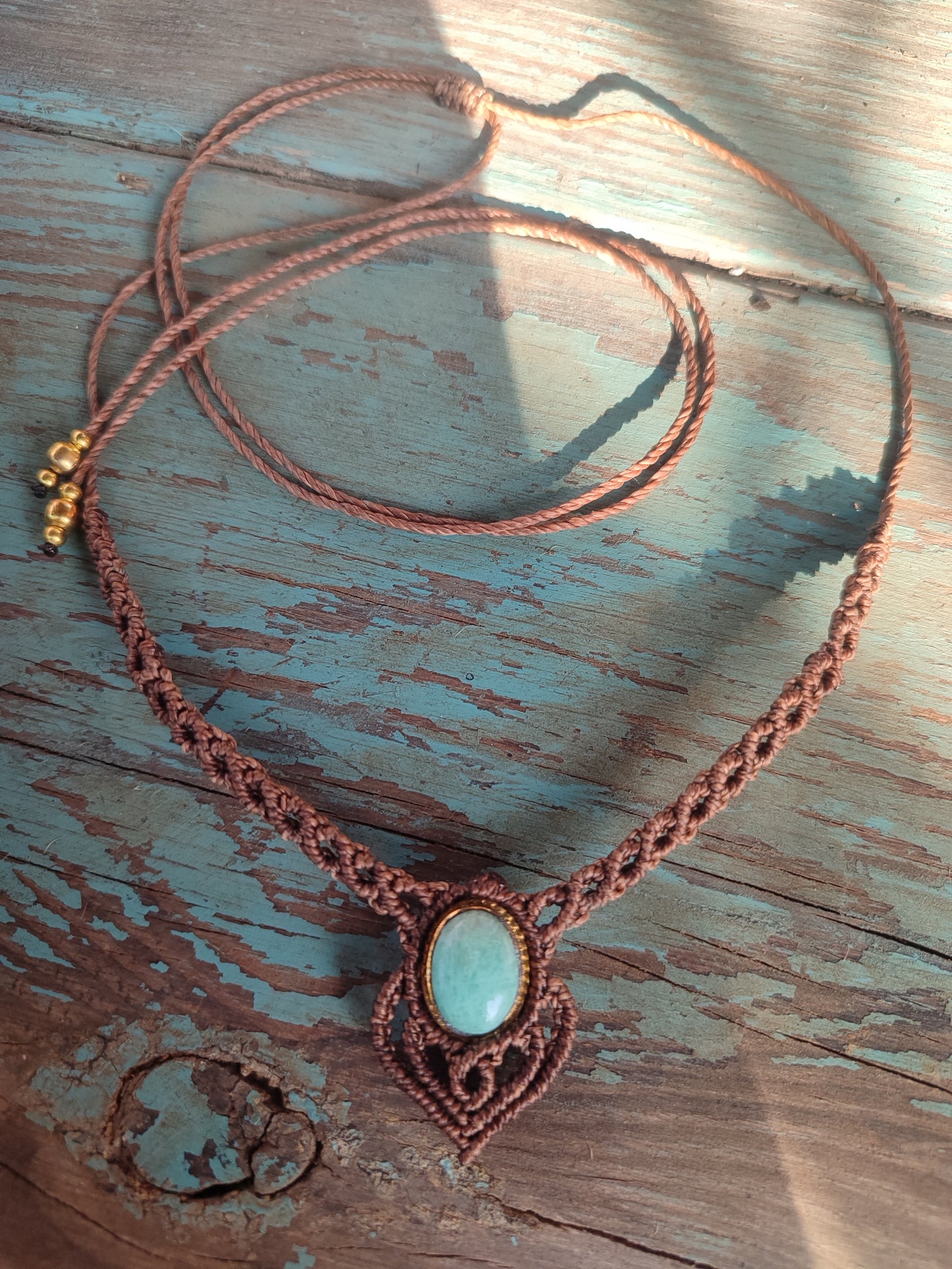 gargantilla de macrame con amazonita, collar marron y azul, macrame pequeño