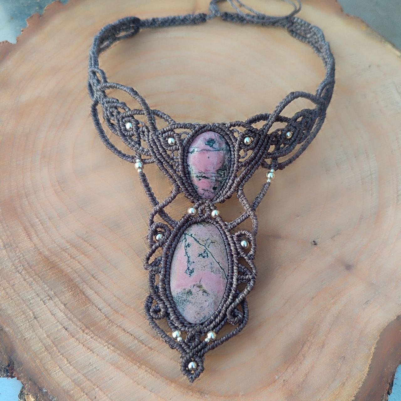 Collar artesanal Diosa Latido Sagrado con piedra natural Rodonita rosa hecho a mano