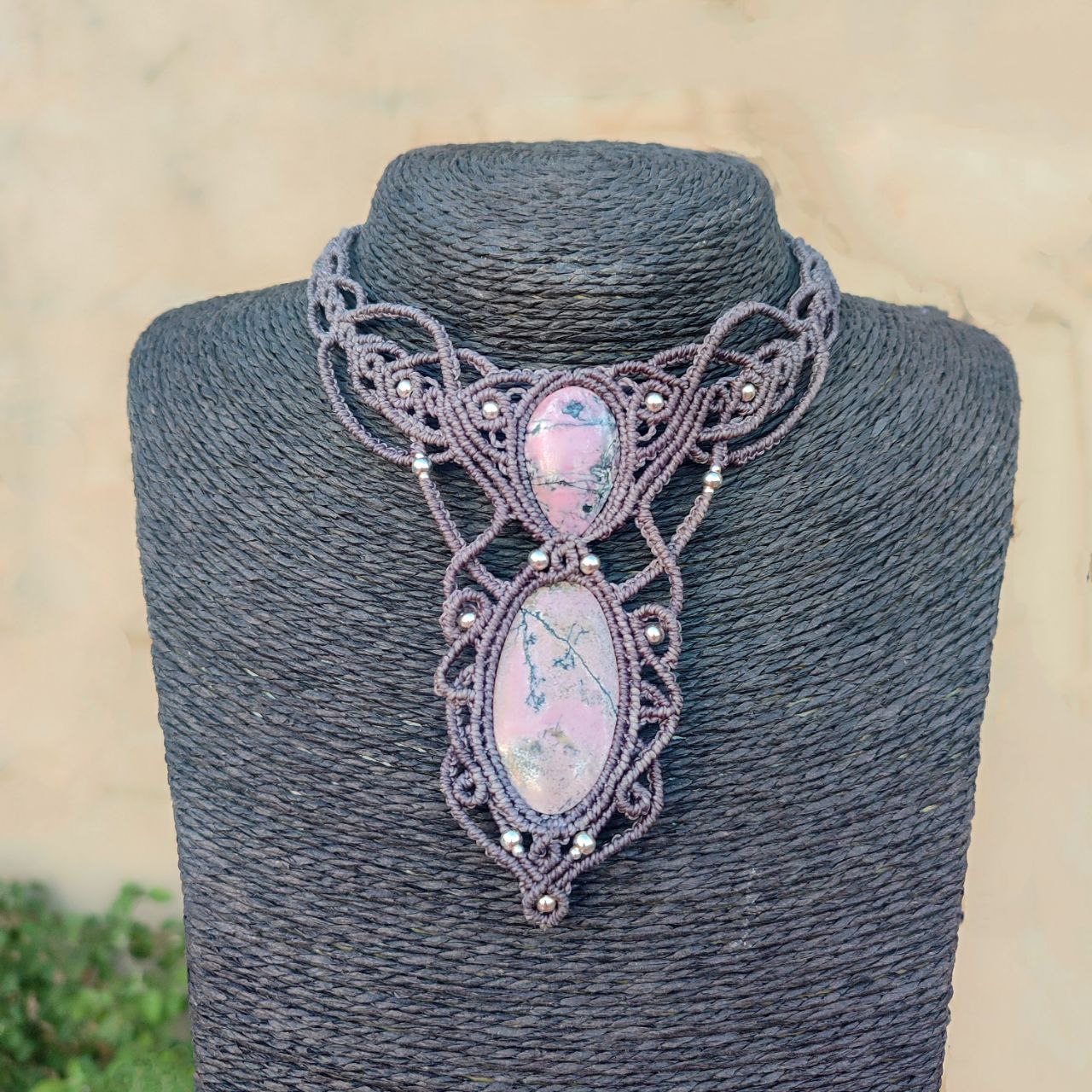 Collar de piedras naturales puesto, estilo boho y espiritual para mujer.