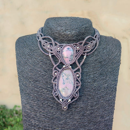 Collar de piedras naturales puesto, estilo boho y espiritual para mujer.