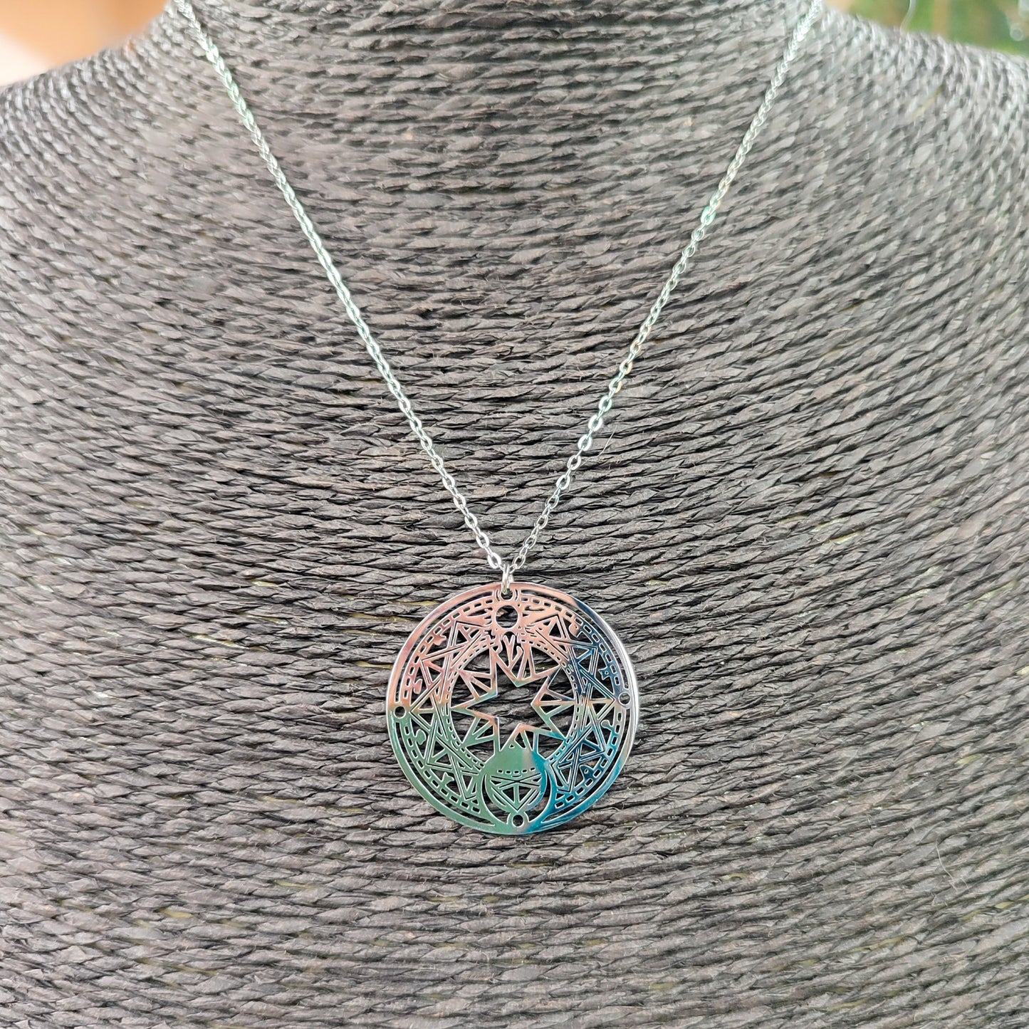 Imagen del collar de estrella calada mostrando la longitud de la cadena