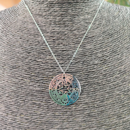 Imagen del collar de estrella calada mostrando la longitud de la cadena