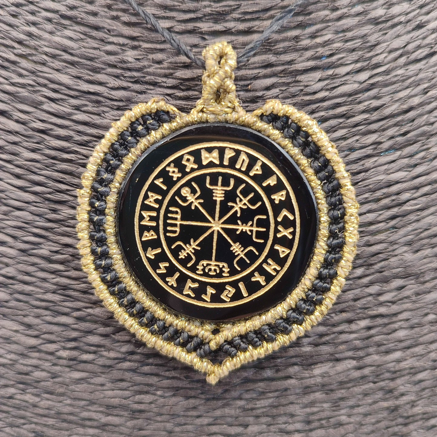 Colgante Vegvísir puesto para apreciar su diseño unisex y su potente presencia.