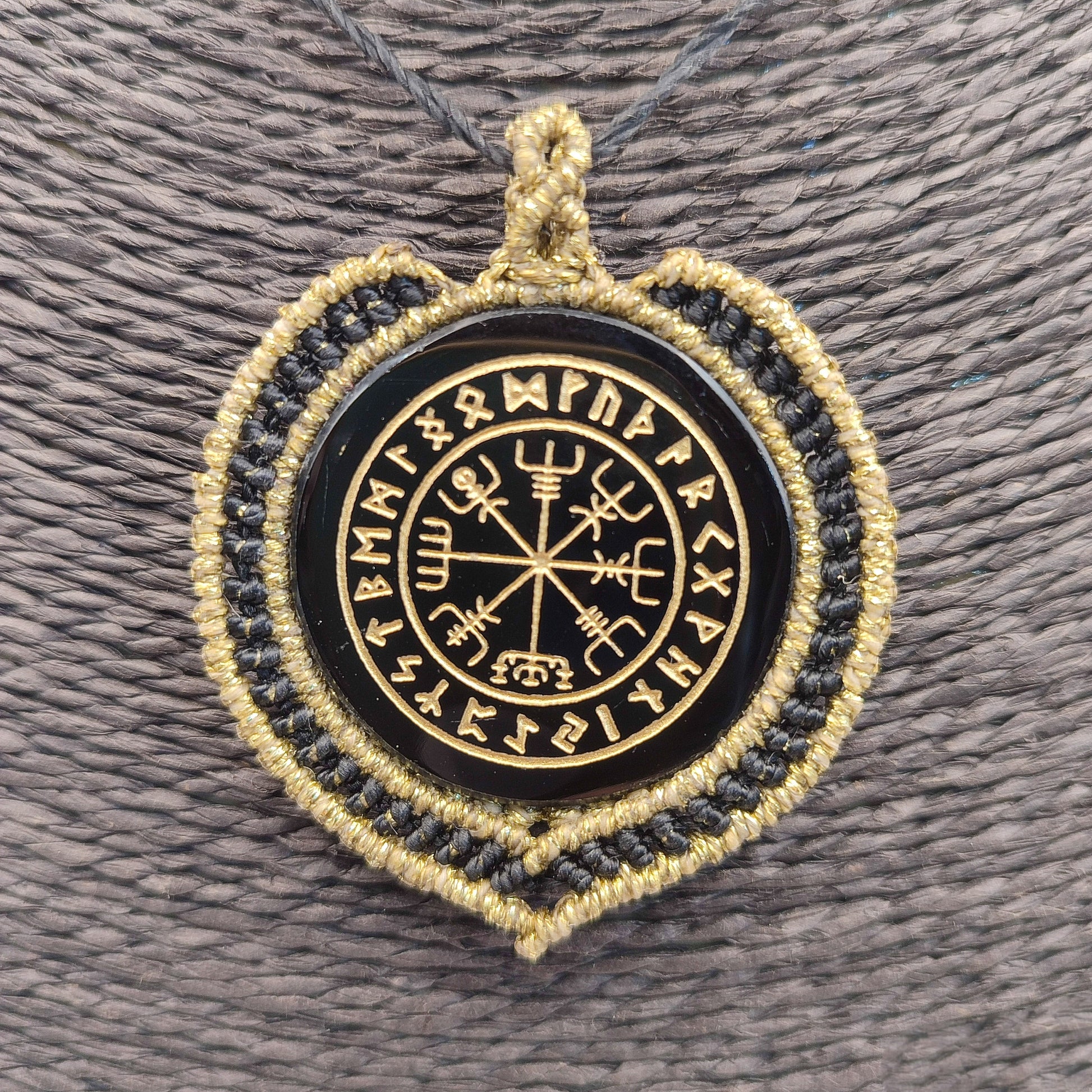 Colgante Vegvísir puesto para apreciar su diseño unisex y su potente presencia.