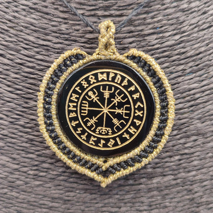 Colgante Vegvísir puesto para apreciar su diseño unisex y su potente presencia.
