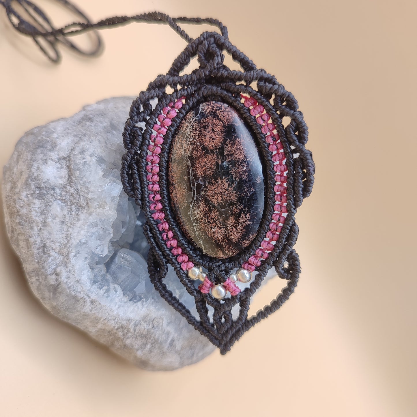 Vista del colgante Noche Rosa sobre busto para apreciar el diseño elegante