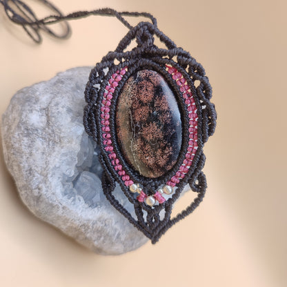 Vista del colgante Noche Rosa sobre busto para apreciar el diseño elegante