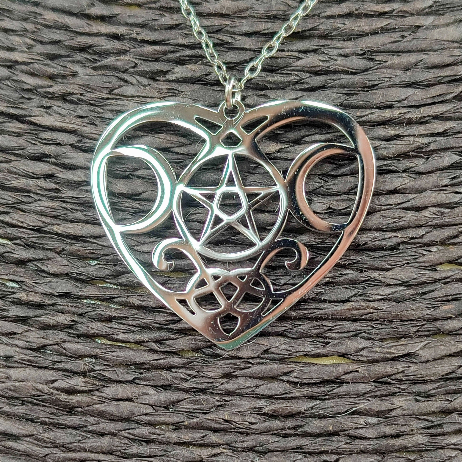 Colgante corazón de acero con símbolos de triple luna y pentagrama