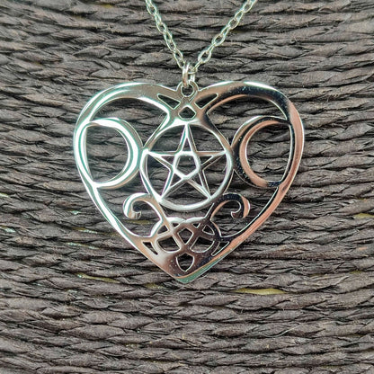 Colgante corazón de acero con símbolos de triple luna y pentagrama