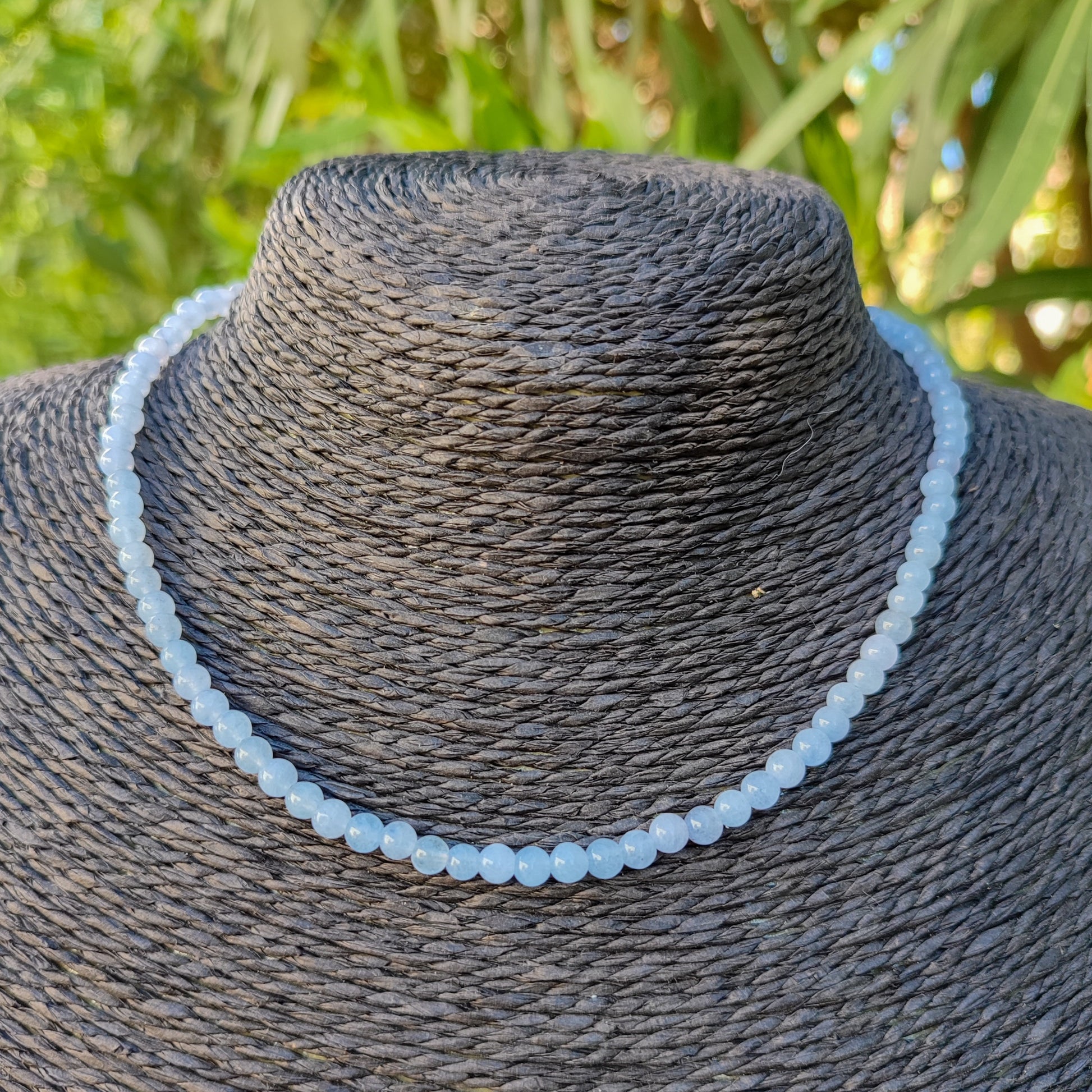 Collar Esencia de aguamarina natural de 4mm en vista frontal.