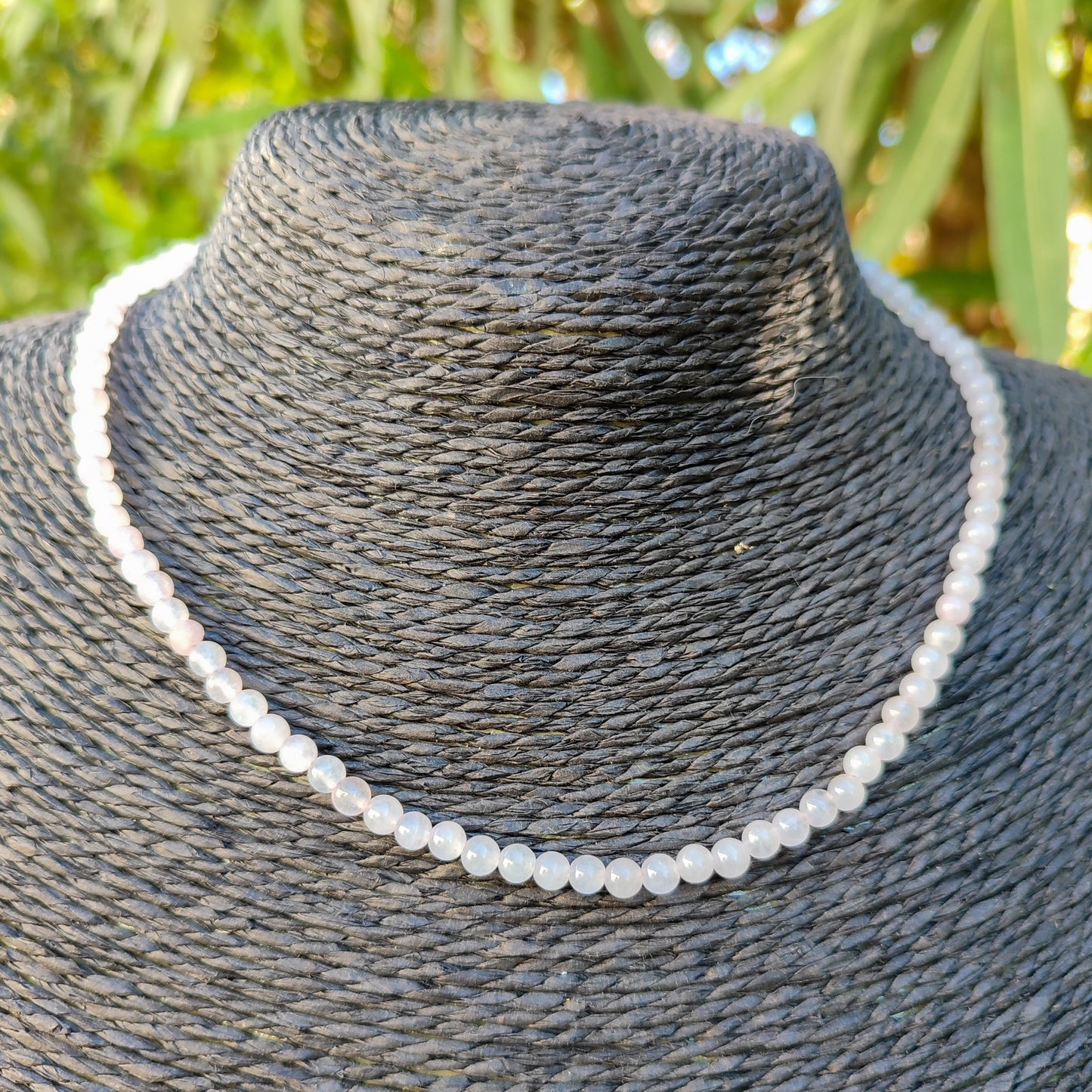 Collar Esencia de cuarzo rosa natural en vista frontal.