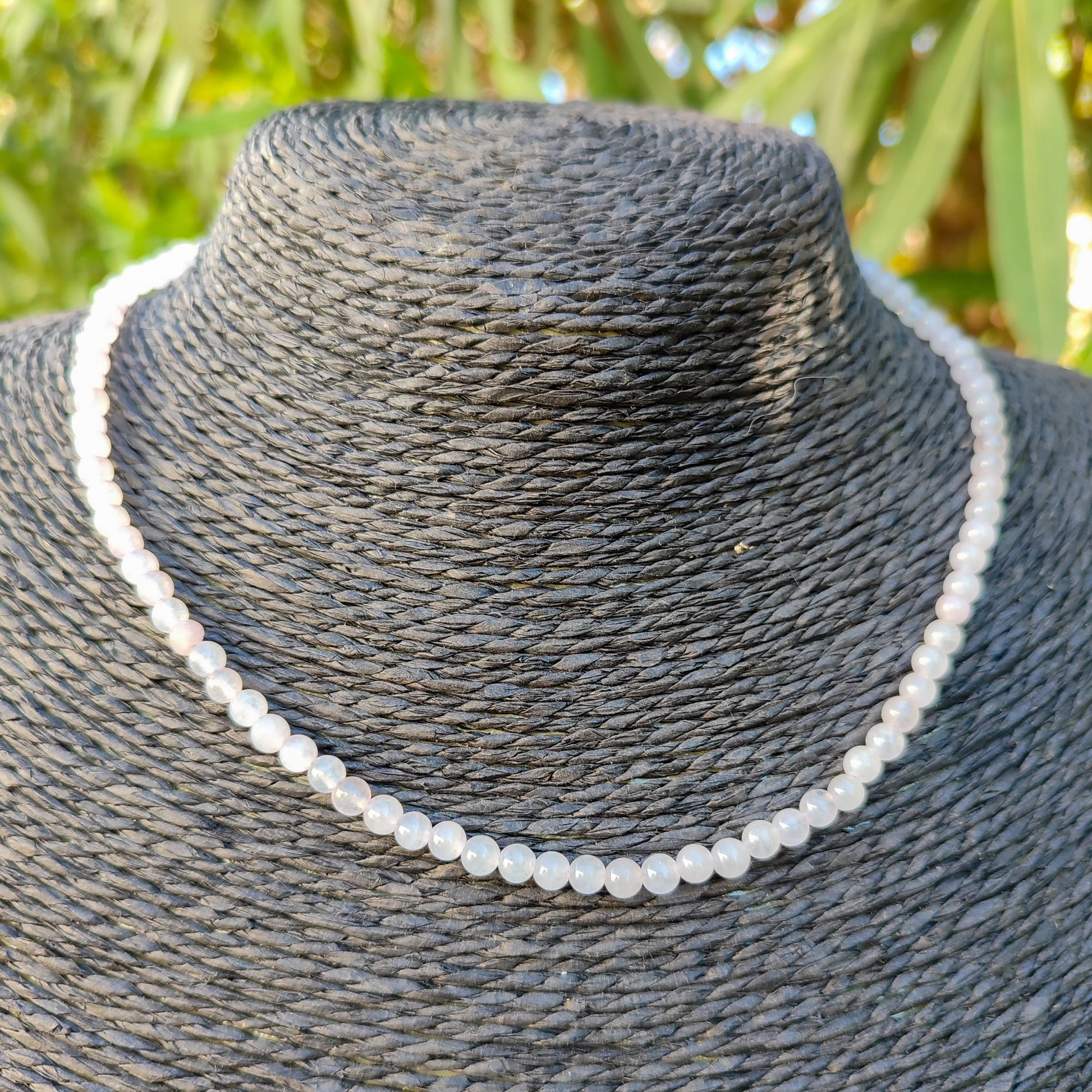 Collar Esencia de cuarzo rosa natural en vista frontal.