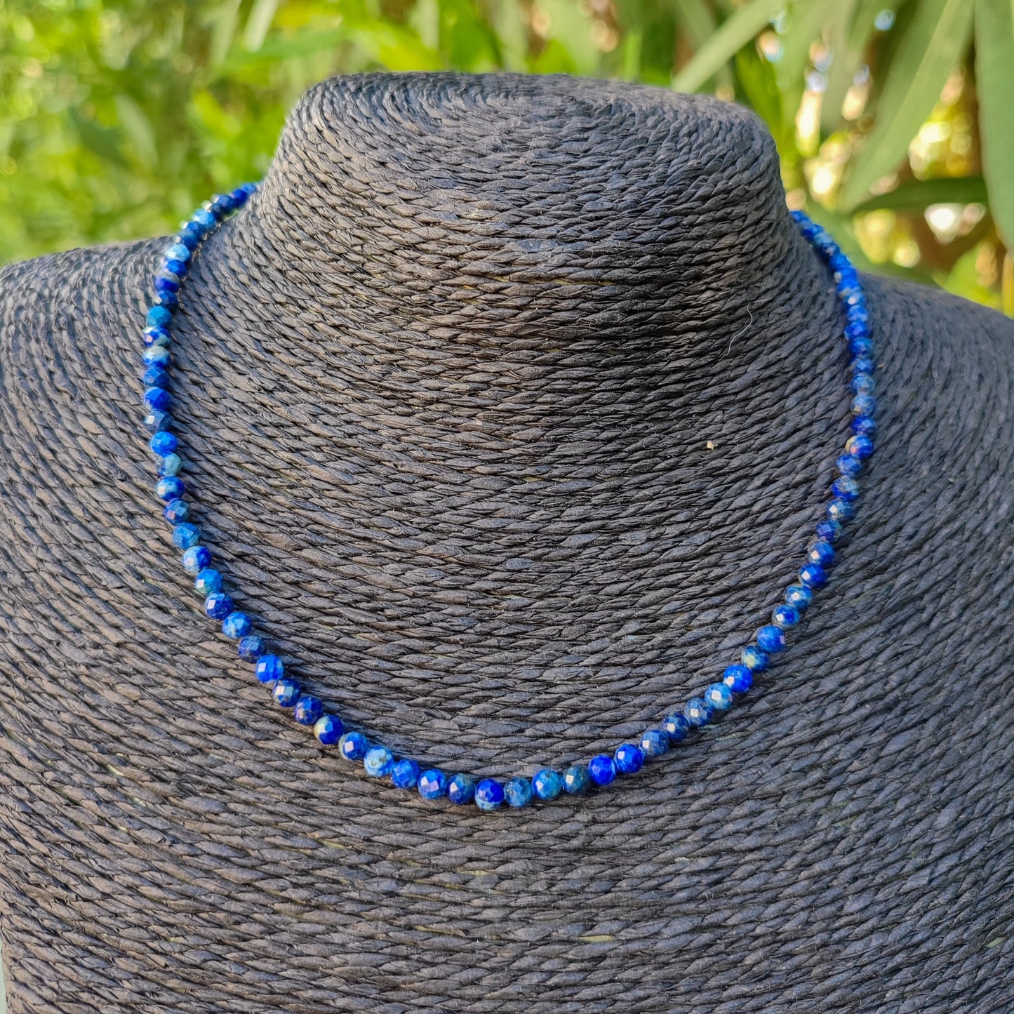 Collar Esencia de lapislázuli natural con cuentas de 4mm en vista frontal