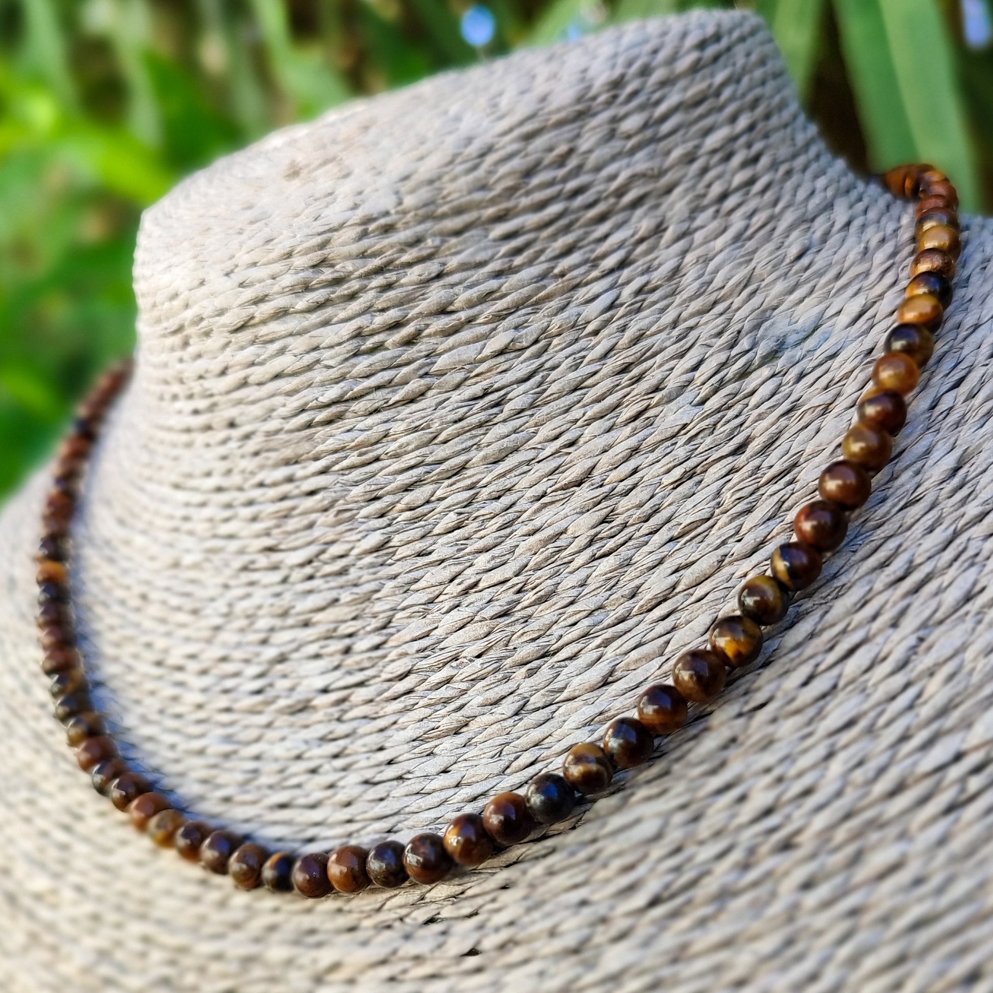 Vista lateral del collar de esferas de ojo de tigre natural