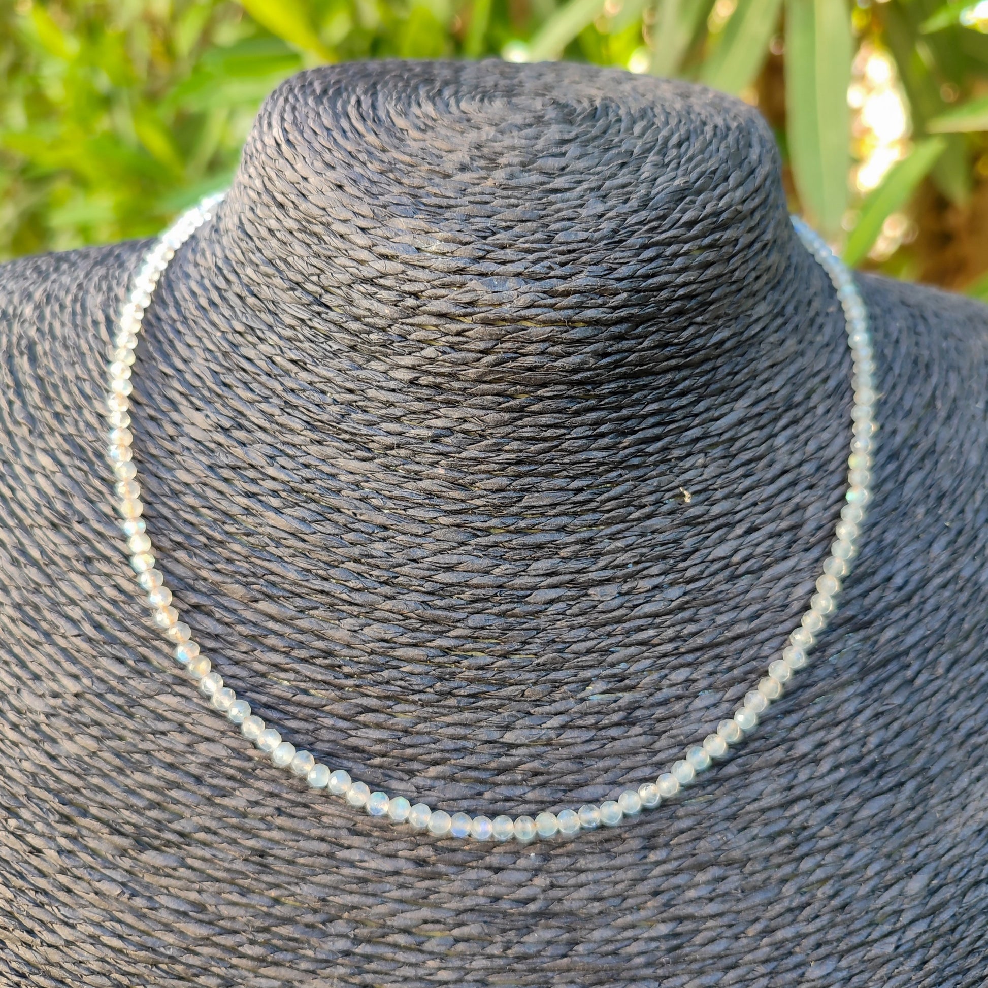 Collar Esencia de piedra luna natural de 3mm en vista frontal.