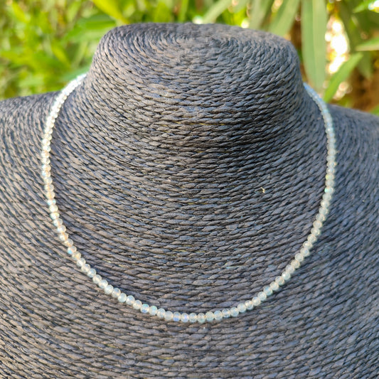 Collar Esencia de piedra luna natural de 3mm en vista frontal.