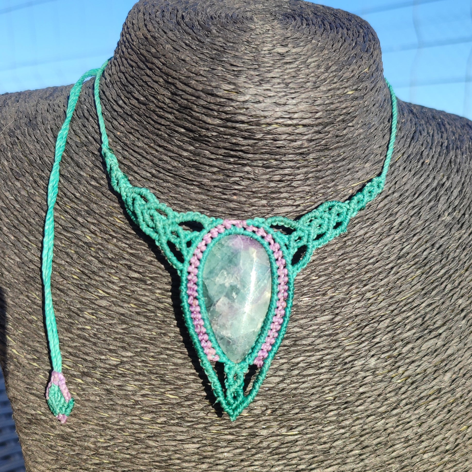 Collar artesanal de macramé con piedra fluorita verde y morada.