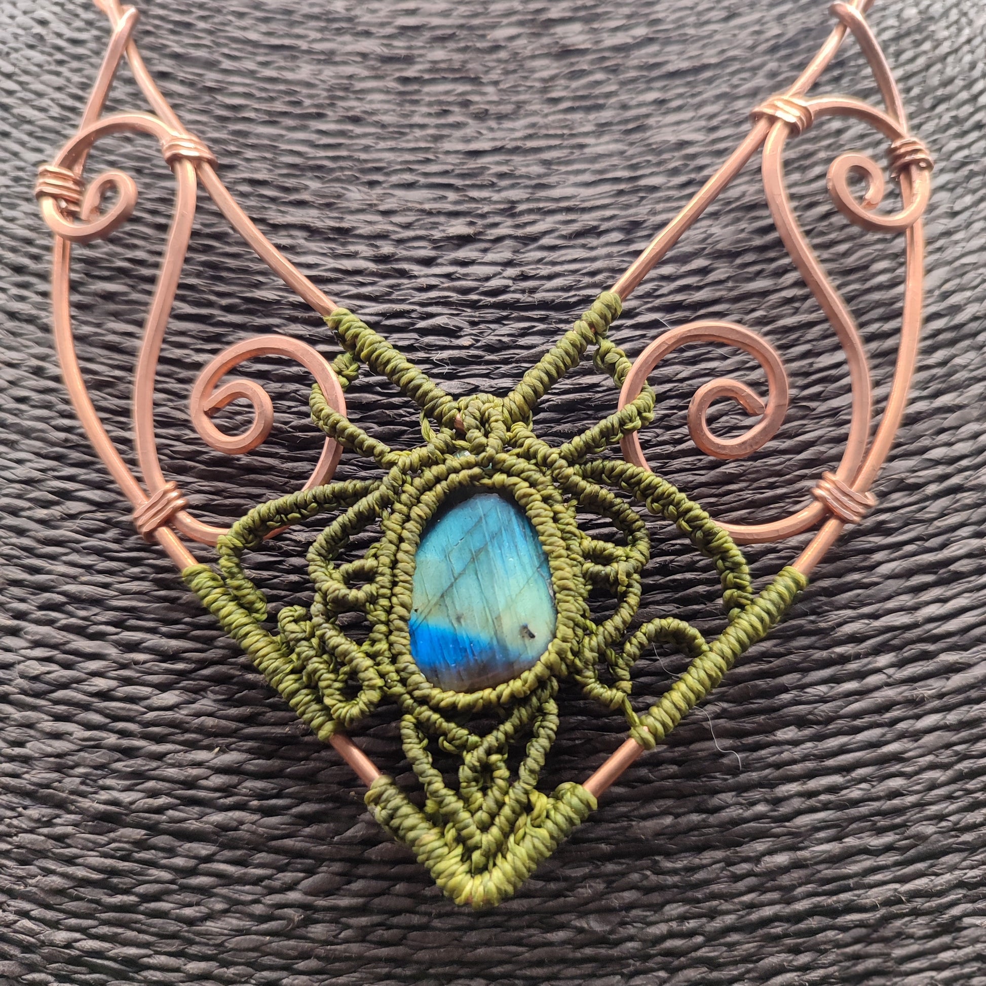 Perspectiva artística del collar Hada resaltando su exclusividad