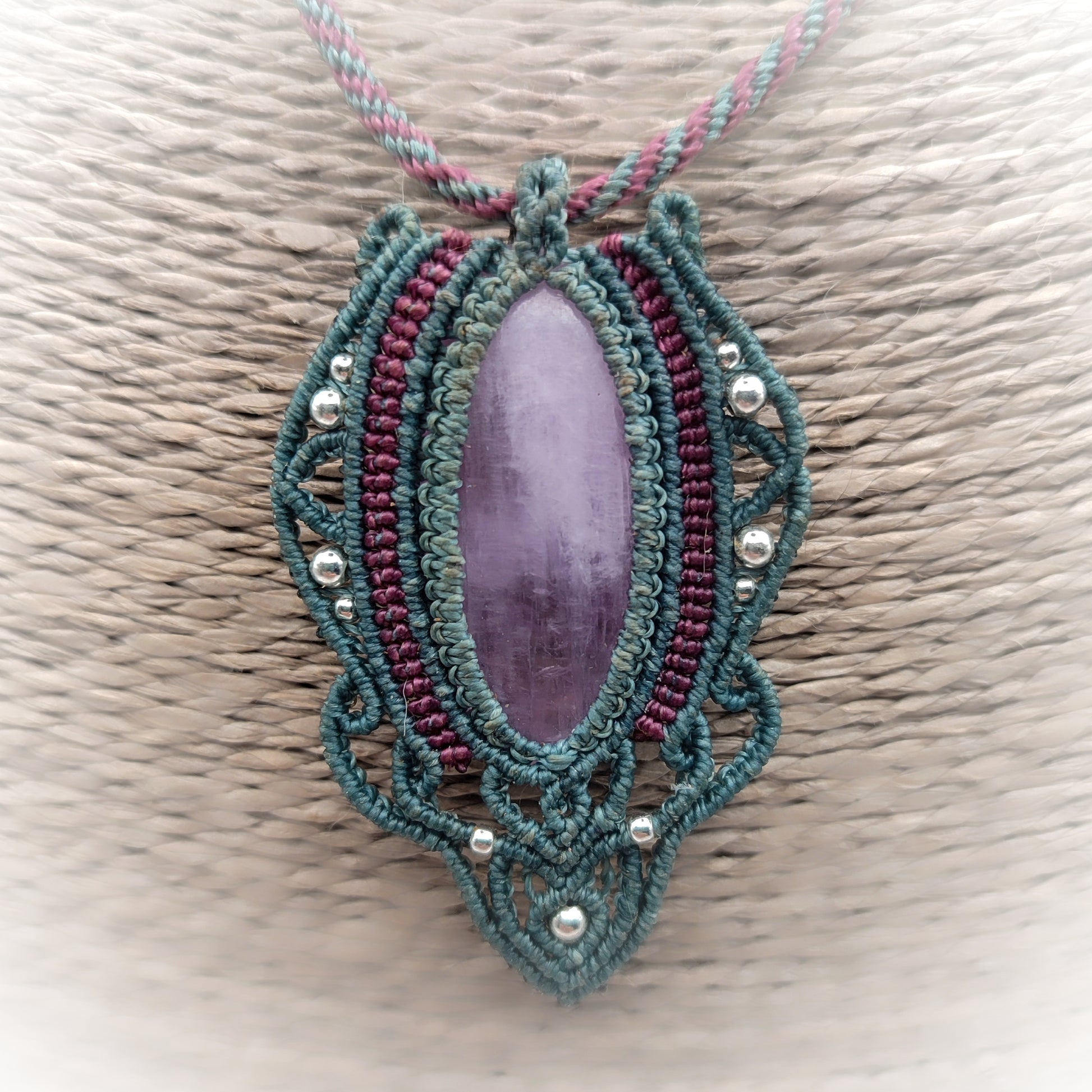 collar hecho a mano en España con piedras naturales