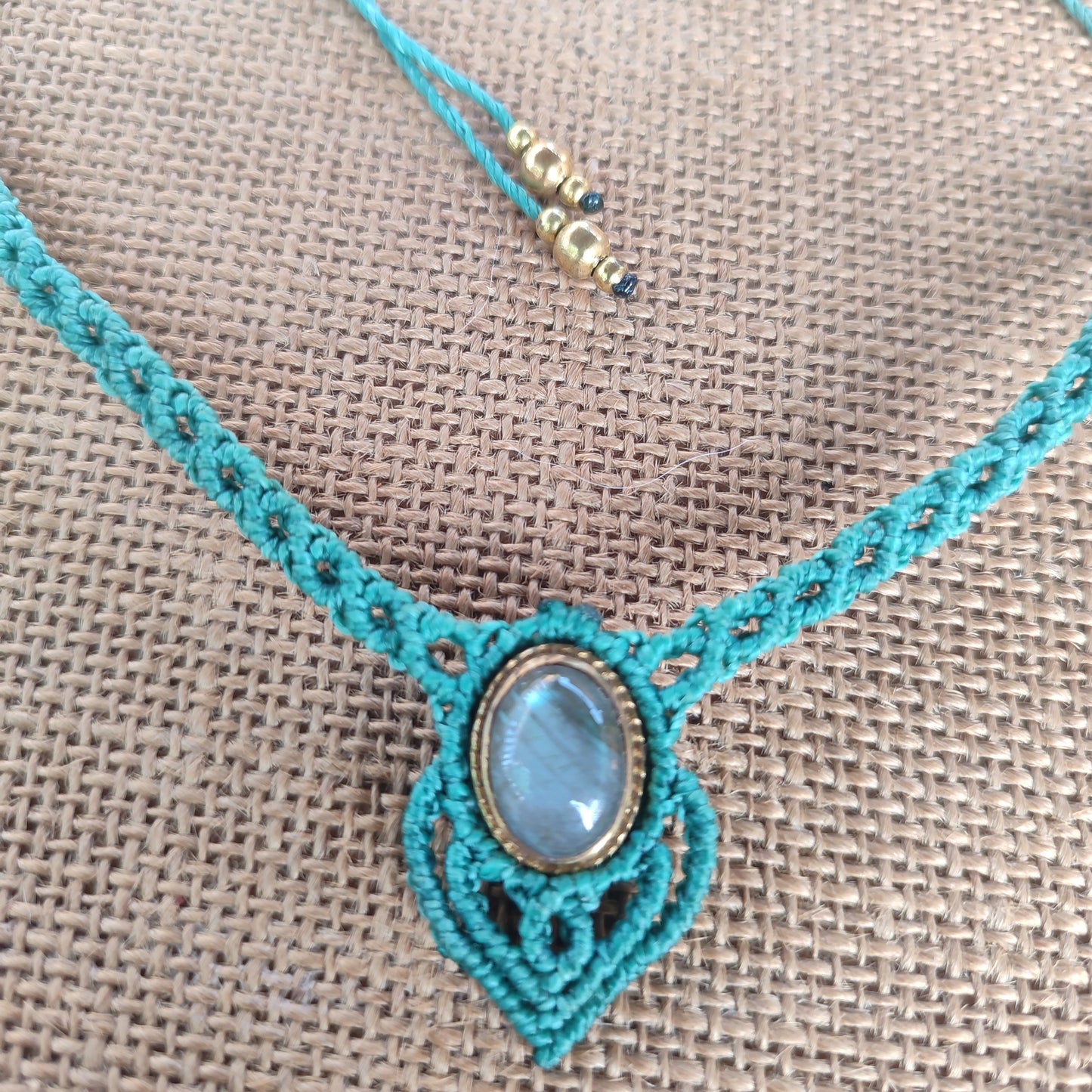gargantilla de macramé con piedra, labradorita azulada, collar verde agua