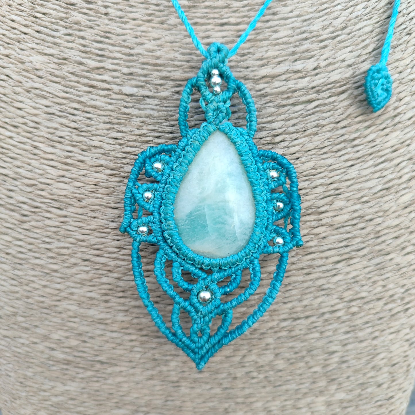 Vista del colgante Larimar sobre busto mostrando su diseño majestuoso