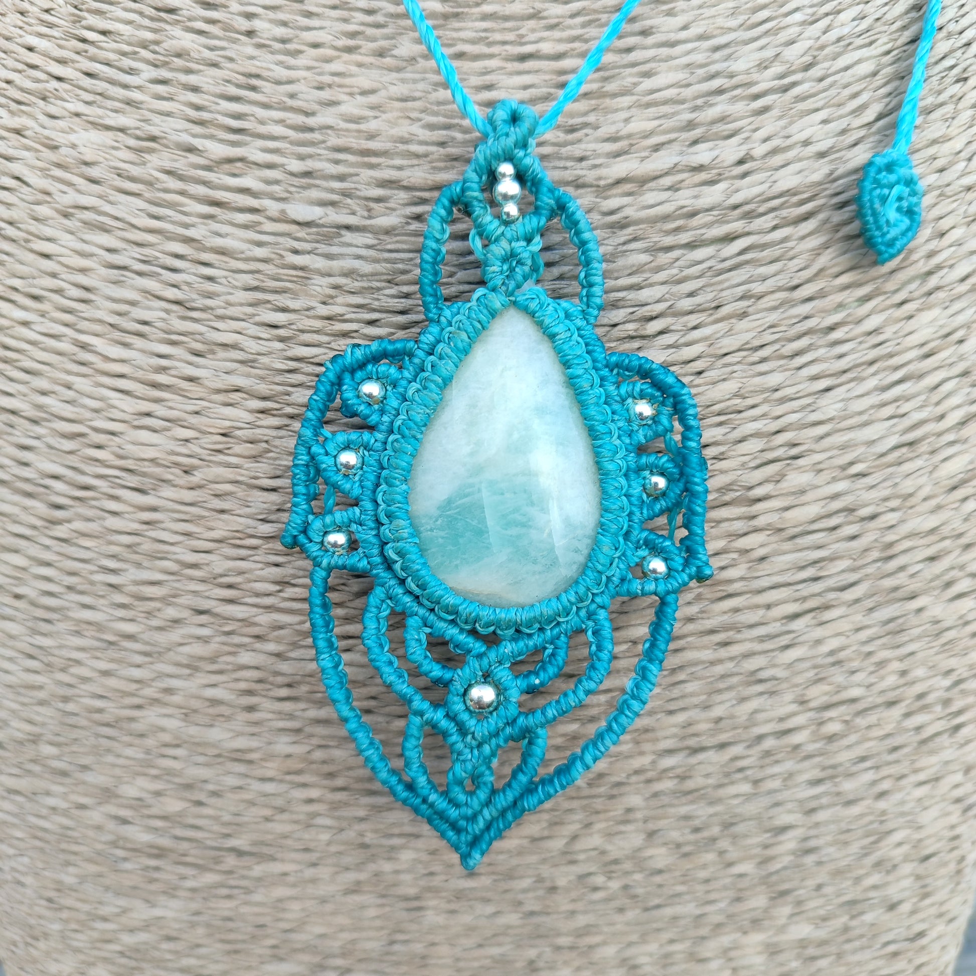 Vista del colgante Larimar sobre busto mostrando su diseño majestuoso