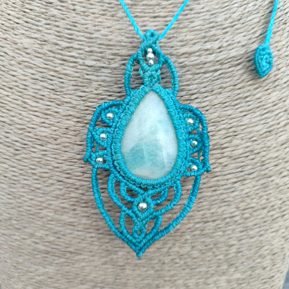 Vista del colgante Larimar sobre busto mostrando su diseño majestuoso