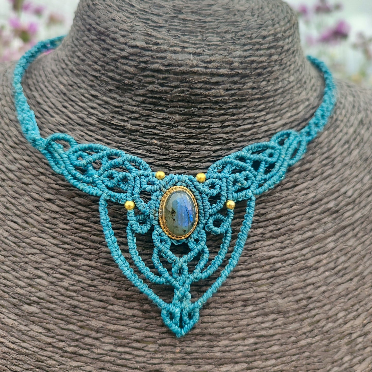 Collar de macramé azul de diseño geométrico complejo con una piedra labradorita natural central.