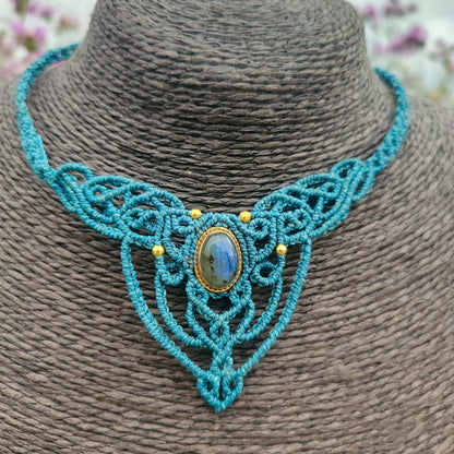 Collar de macramé azul de diseño geométrico complejo con una piedra labradorita natural central.
