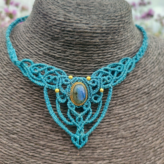 Collar de macramé azul de diseño geométrico complejo con una piedra labradorita natural central.