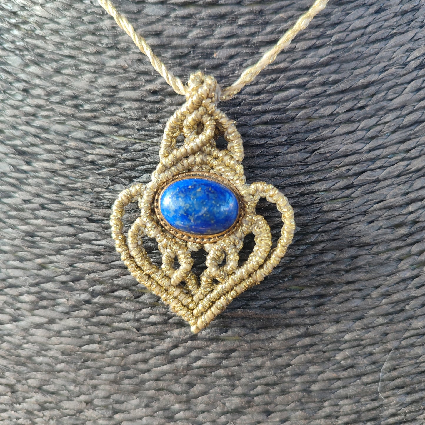 Vista del colgante pequeño de lapislázuli sobre busto para ver escala