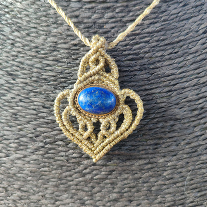 Vista del colgante pequeño de lapislázuli sobre busto para ver escala