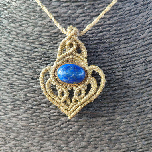 Vista del colgante pequeño de lapislázuli sobre busto para ver escala