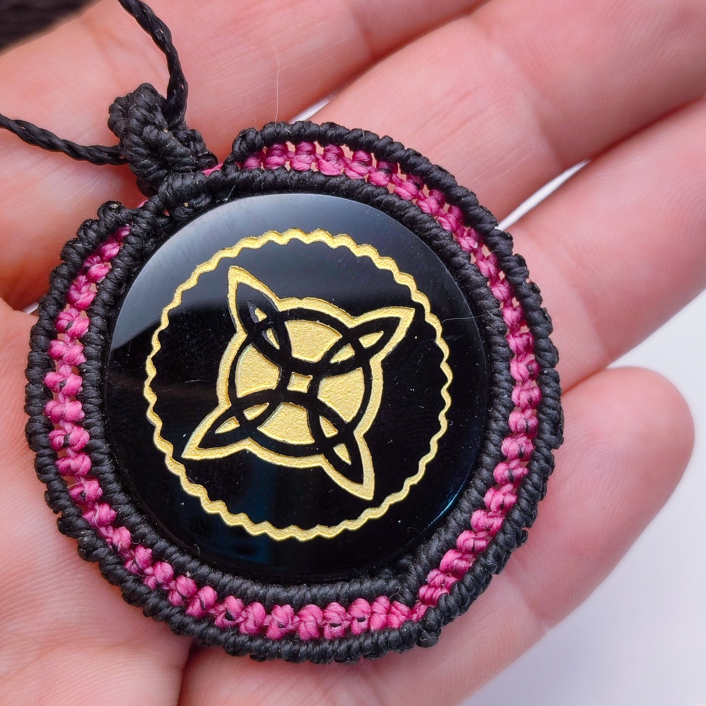 Colgante protector Nudo de Bruja puesto para apreciar su escala y diseño.