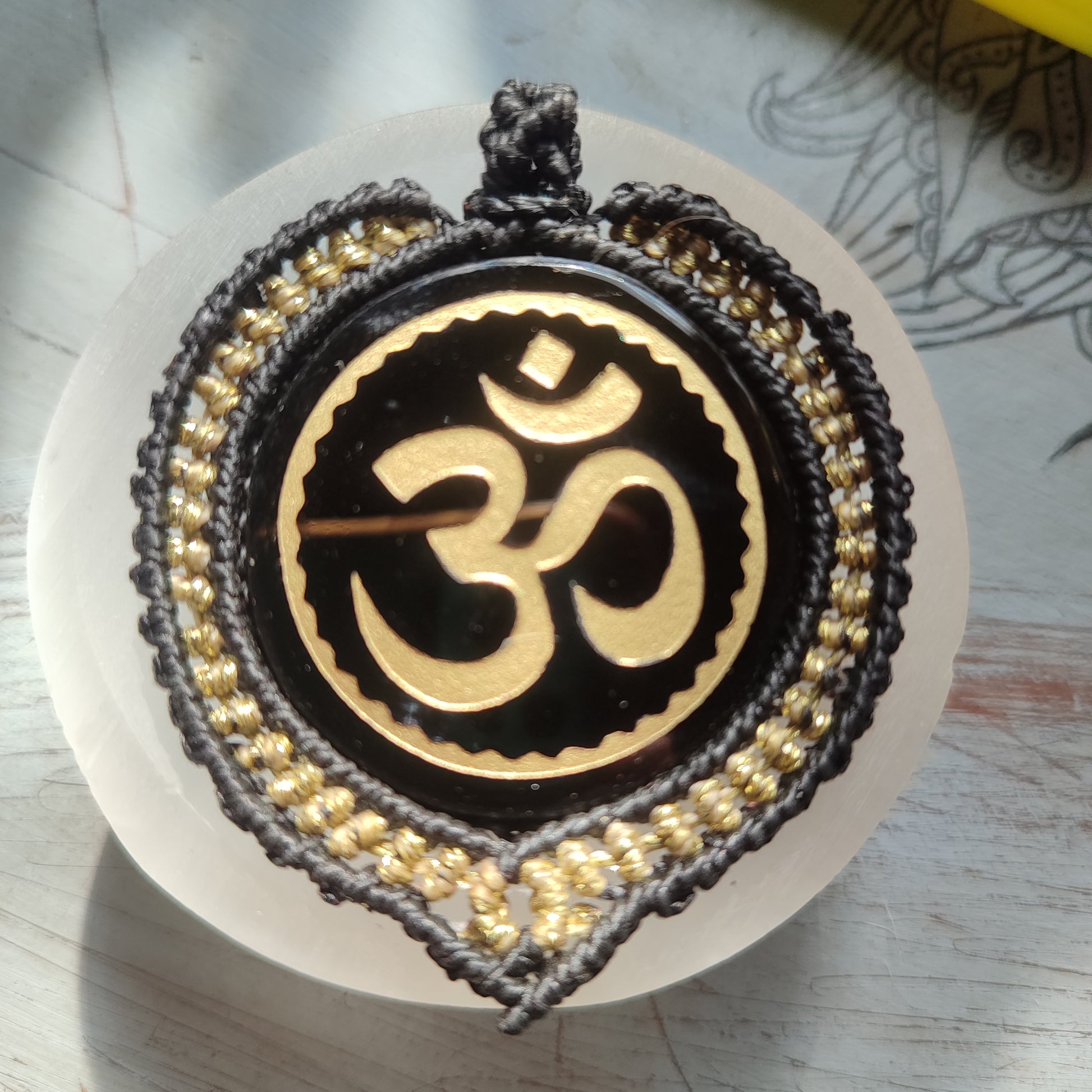 Colgante Om puesto, ideal para practicantes de yoga o amantes de la espiritualidad.