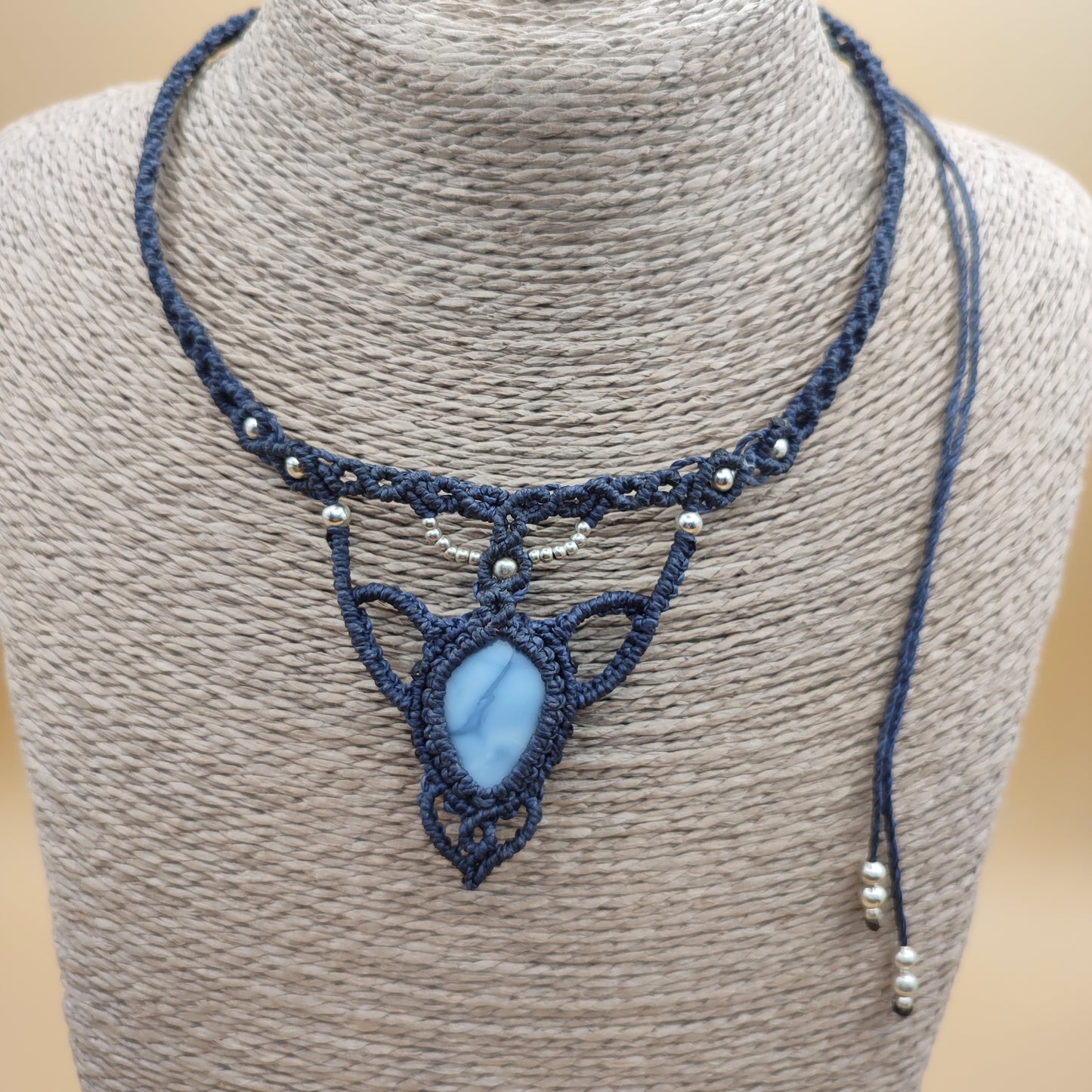 Gargantilla de ópalo azul puesta en maniquí para apreciar el diseño extendido y escala.