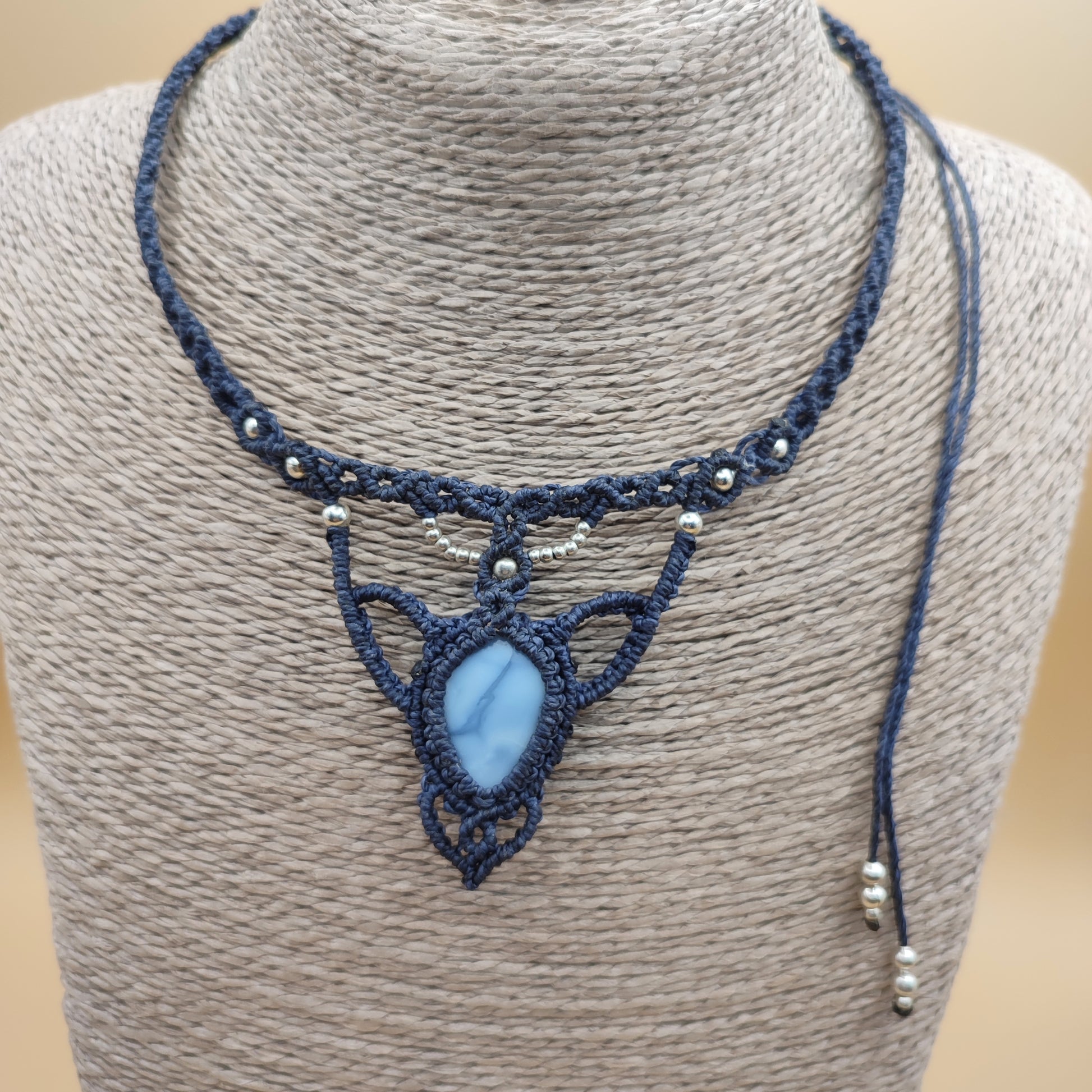 Gargantilla de ópalo azul puesta en maniquí para apreciar el diseño extendido y escala.