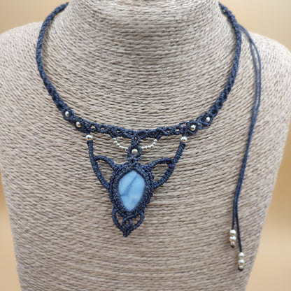 Gargantilla de ópalo azul puesta en maniquí para apreciar el diseño extendido y escala.