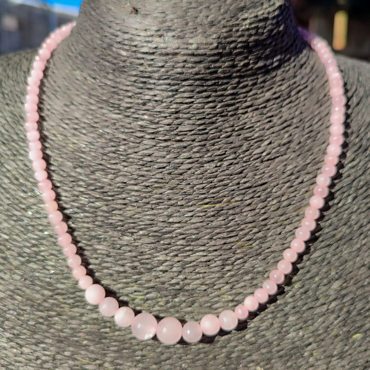 Collar Raíz de cuarzo rosa natural con diseño de cuentas escalonadas