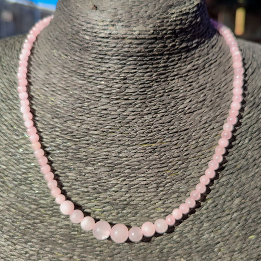 Collar Raíz de cuarzo rosa natural con diseño de cuentas escalonadas