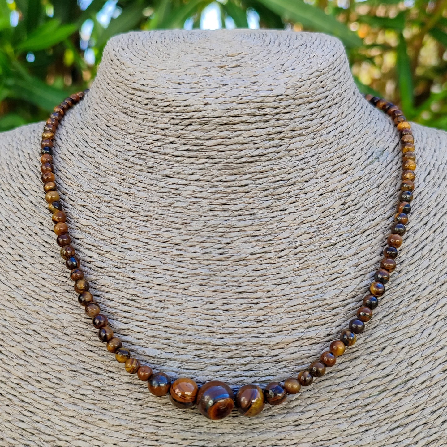 Collar Raíz de ojo de tigre natural con cuentas escalonadas de 4, 6 y 8 mm.