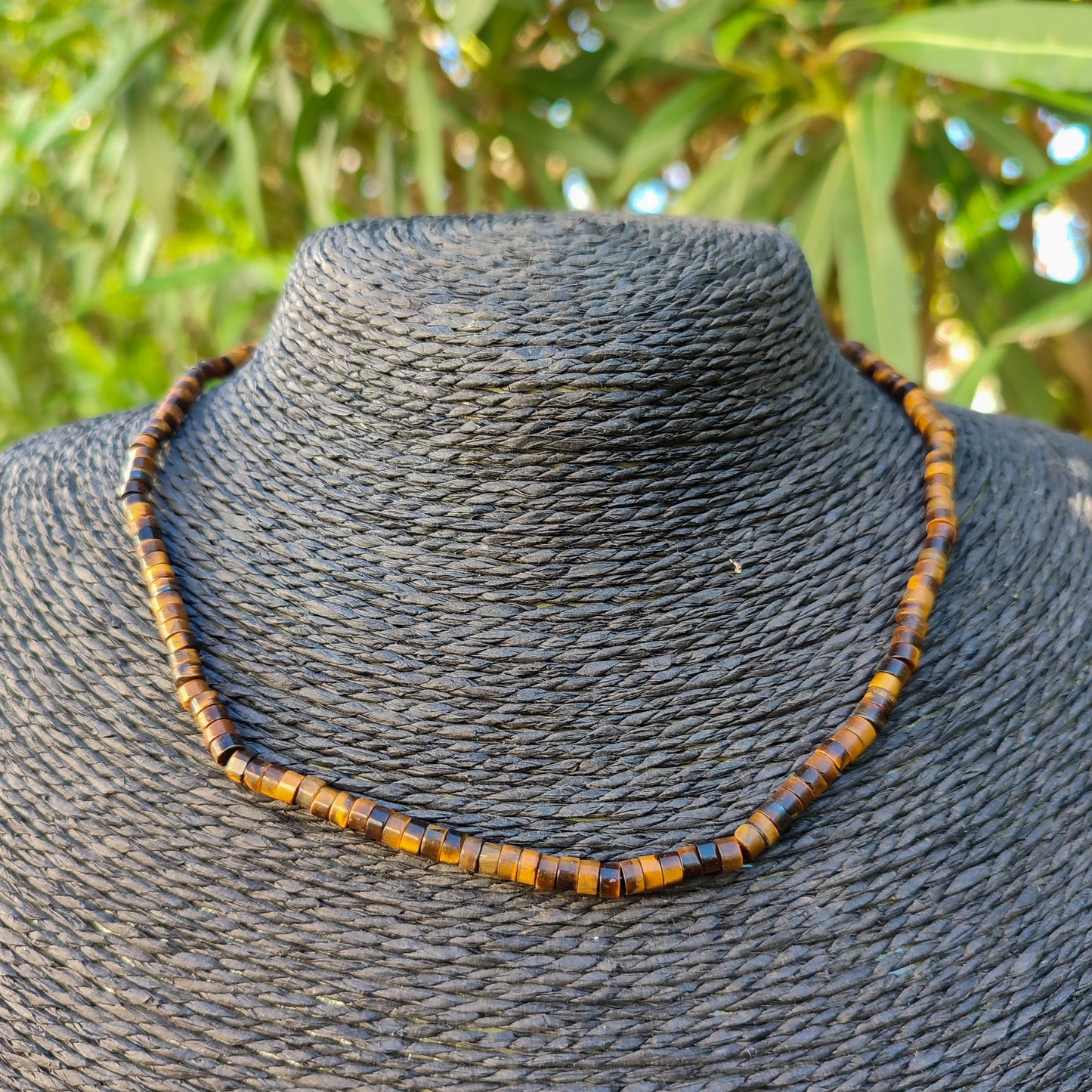 Collar de la colección Ser de ojo de tigre natural en vista frontal de discos.