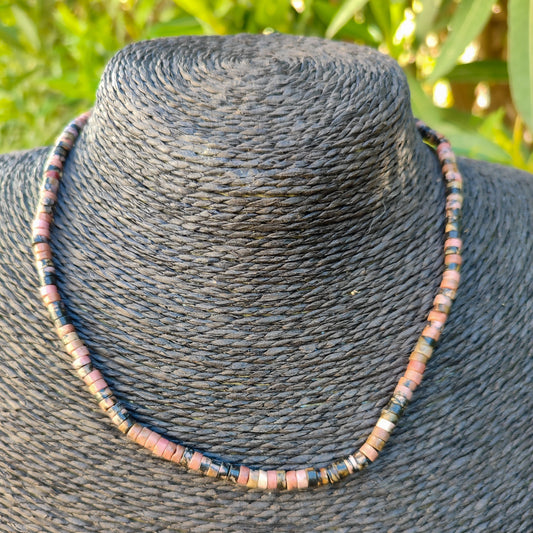 Collar de la colección Ser de rodonita natural en vista frontal.