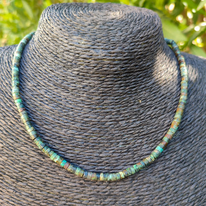 Collar de la colección Ser de turquesa africana natural en vista frontal.