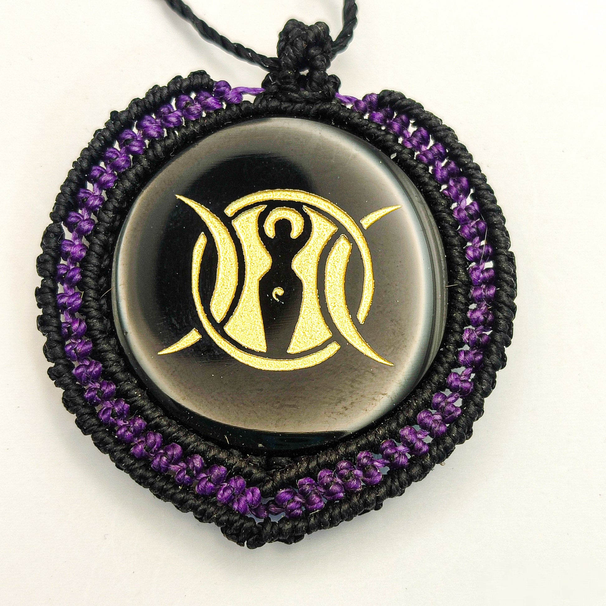 Colgante sagrado de la Triple Diosa puesto para apreciar su tamaño y presencia espiritual.