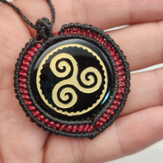 El colgante Trisquel puesto, mostrando su diseño elegante y su carga simbólica.