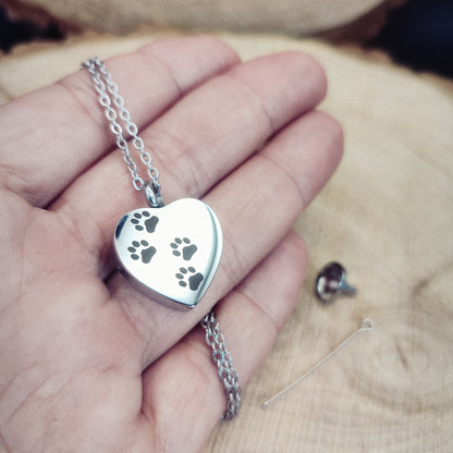 huellas	Collar mini urna en forma de corazón con huellas de perro o gato